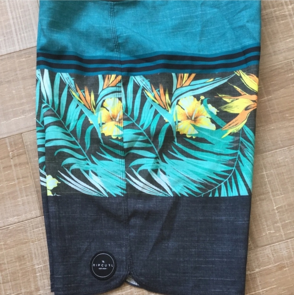 RIP CURL Hawaii Floral Palm Leaf 9” Board Shorts - Picture 10 of 12
